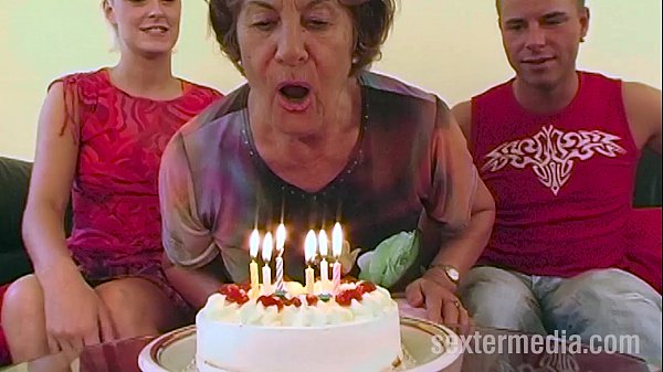 Oma krijgt een echte cream pie voor haar verjaardag