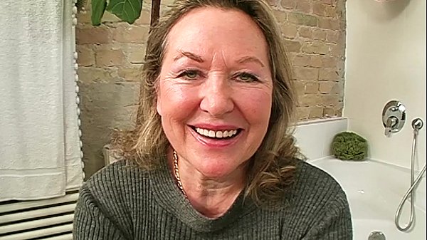Oma neukt met jonge mannen, dat is geil!