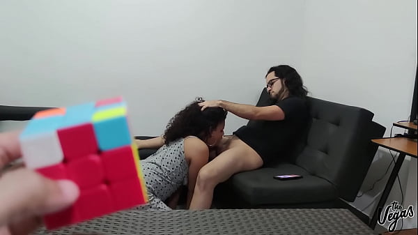 Tutorial de como armar el cubo rubik con un giro porno! Le cojen a la novia en frente de el!! Siguela en instagram @the.2001.xperience y @vegasofcrowley