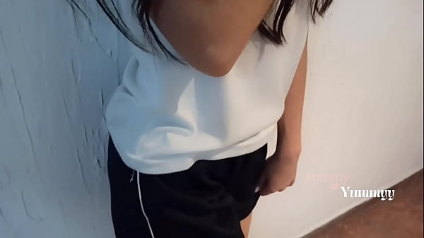 Que ricas nalguitas se le ven a mi primita con su shorts de la escuela, se lo bajo para penetrarla – rica colegiala follada por su primo en un hotel